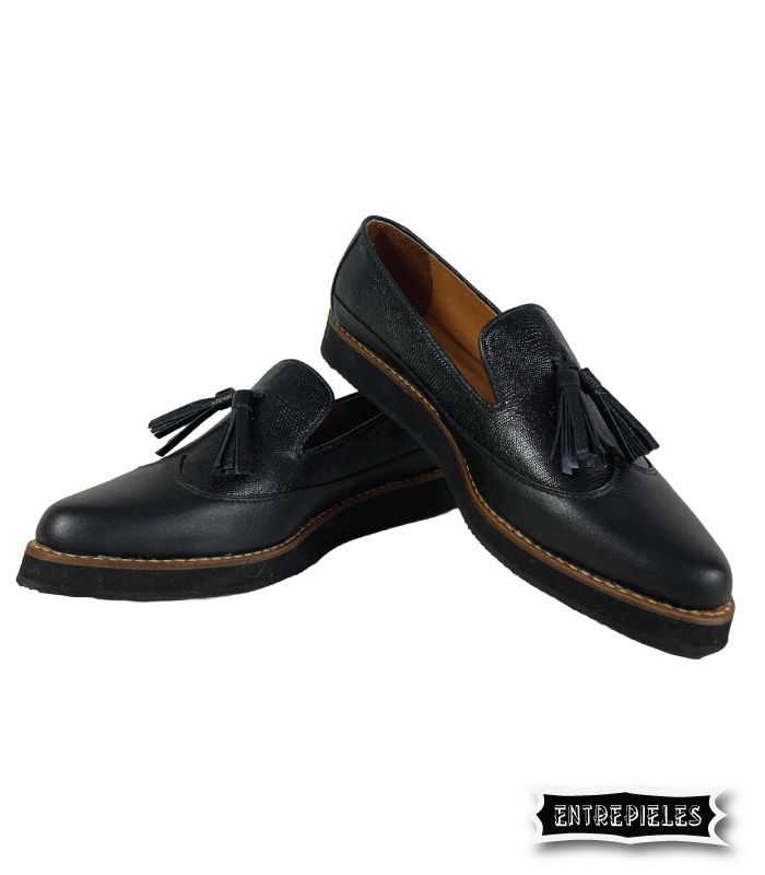 Mocasín de fleco negro en cuero